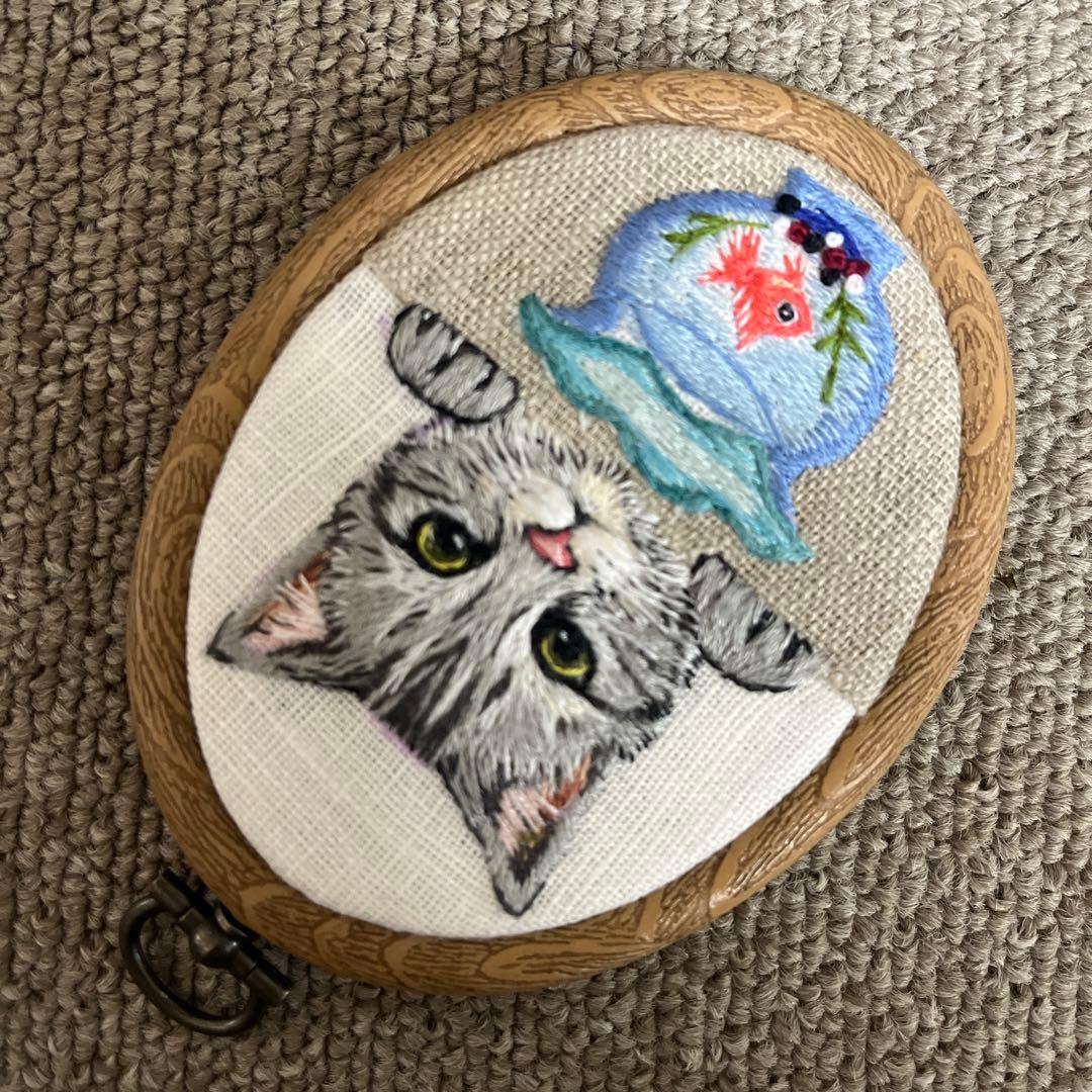 n*u様 ハンドメイド刺繍フレーム　金魚とアメショ さん