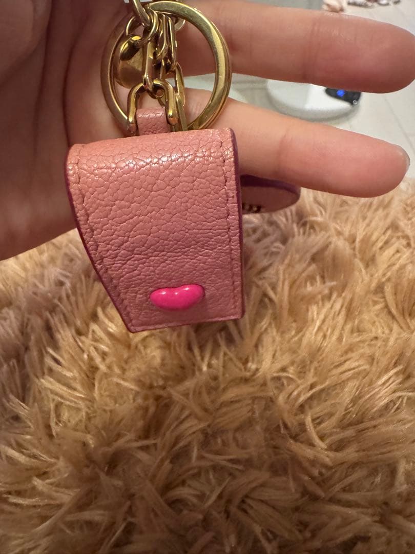 MIU MIU レザーキーホルダー リップ入れ付き やぎ革