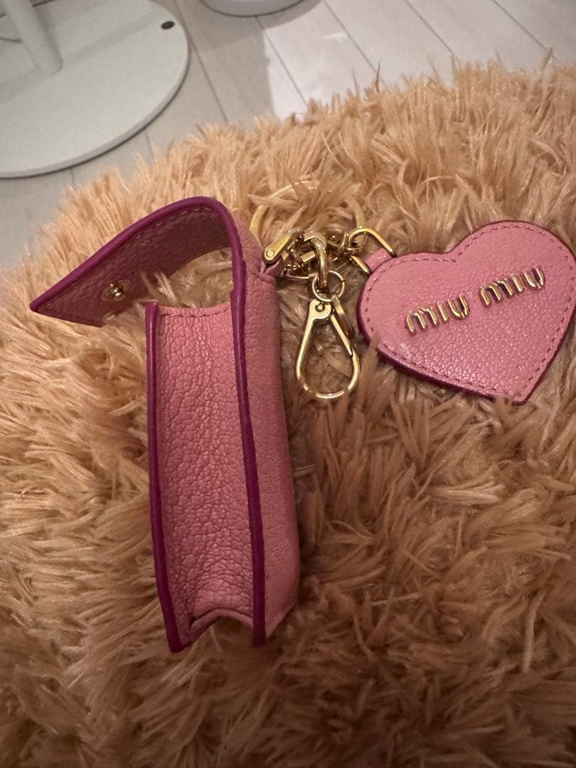 MIU MIU レザーキーホルダー リップ入れ付き やぎ革
