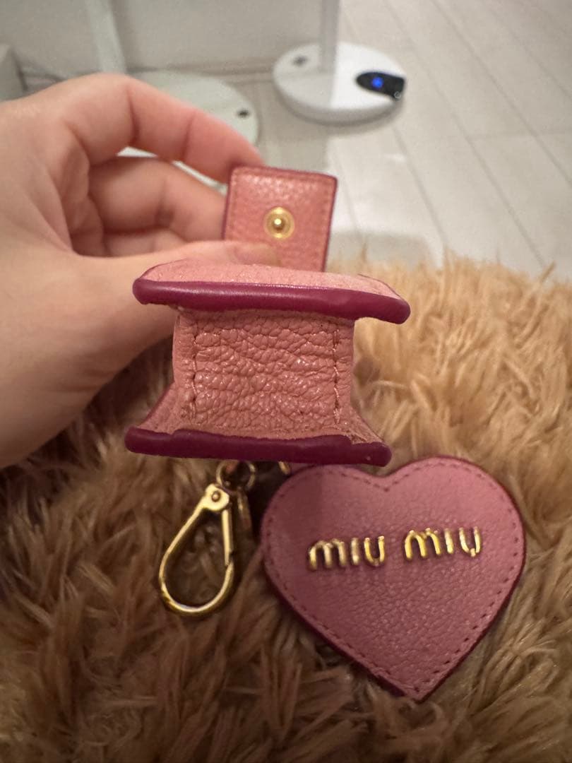 MIU MIU レザーキーホルダー リップ入れ付き やぎ革