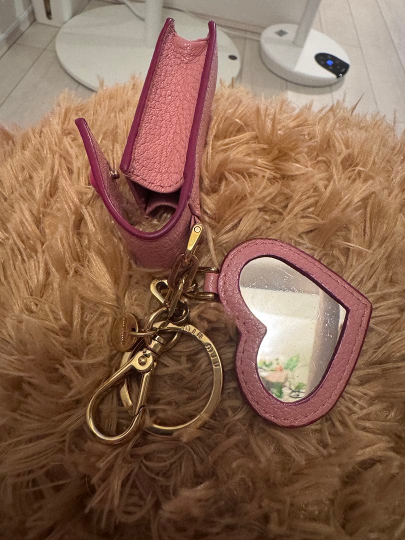 MIU MIU レザーキーホルダー リップ入れ付き やぎ革