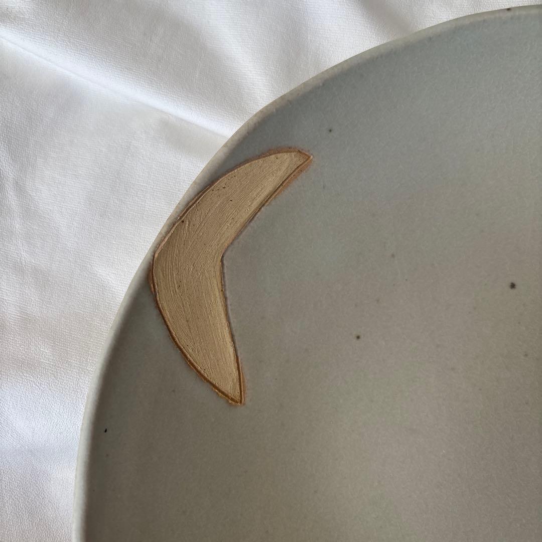 長田恵　大きめお皿と猫の置き物