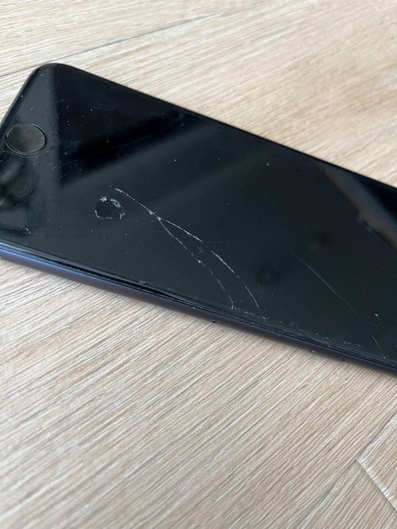 iPhone 8 ブラック 画面にひびあり