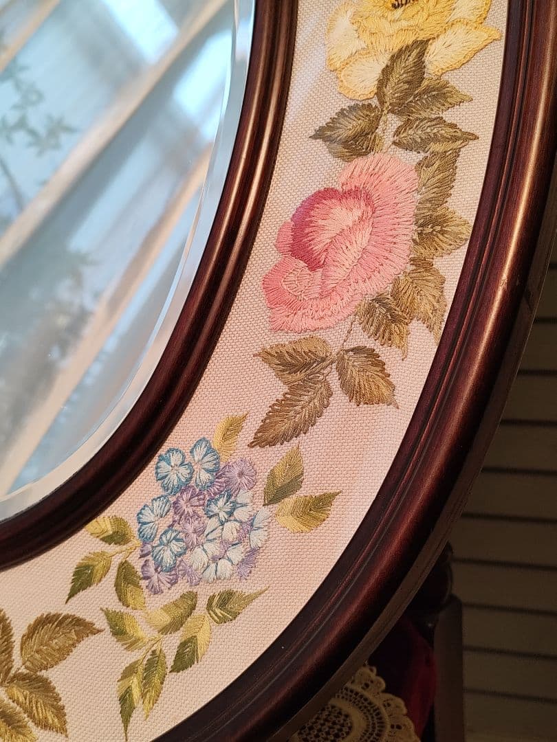 戸塚刺繍　 花柄　薔薇　楕円形ミラー　木製　額縁　刺繍　オーバル　アンテーク