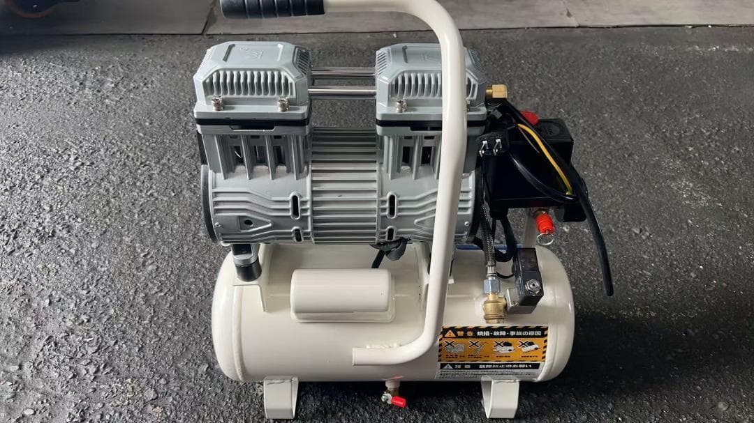 未使用中古美品 コンプレッサー 100v　静音　小型　オイルレス　12L
