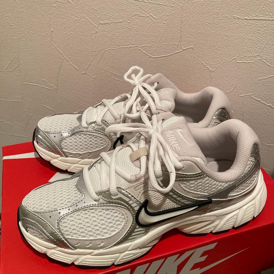 Nike ウィメンズV5 シルバー スニーカー 24.5㎝　新品同様
