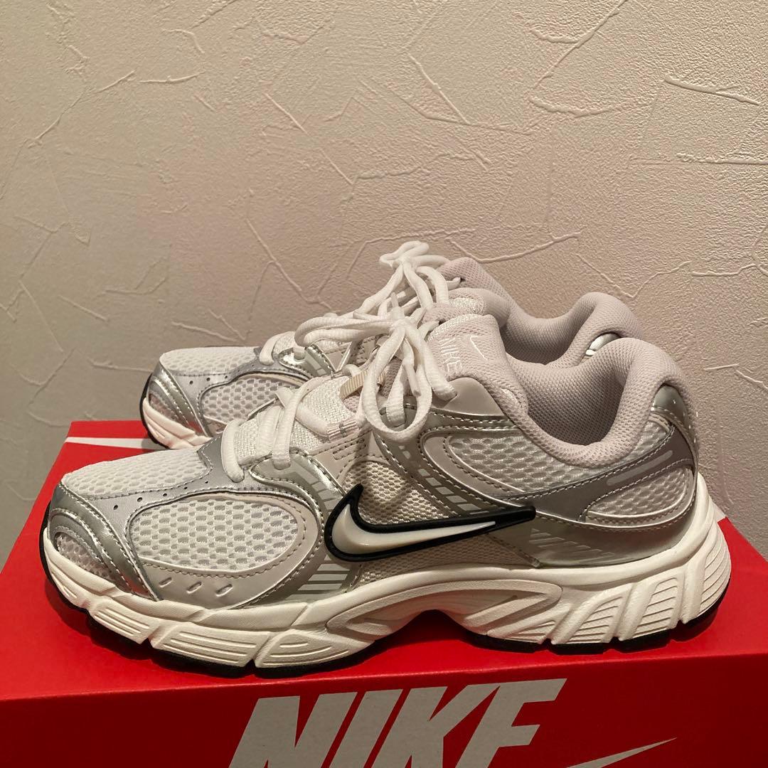 Nike ウィメンズV5 シルバー スニーカー 24.5㎝　新品同様
