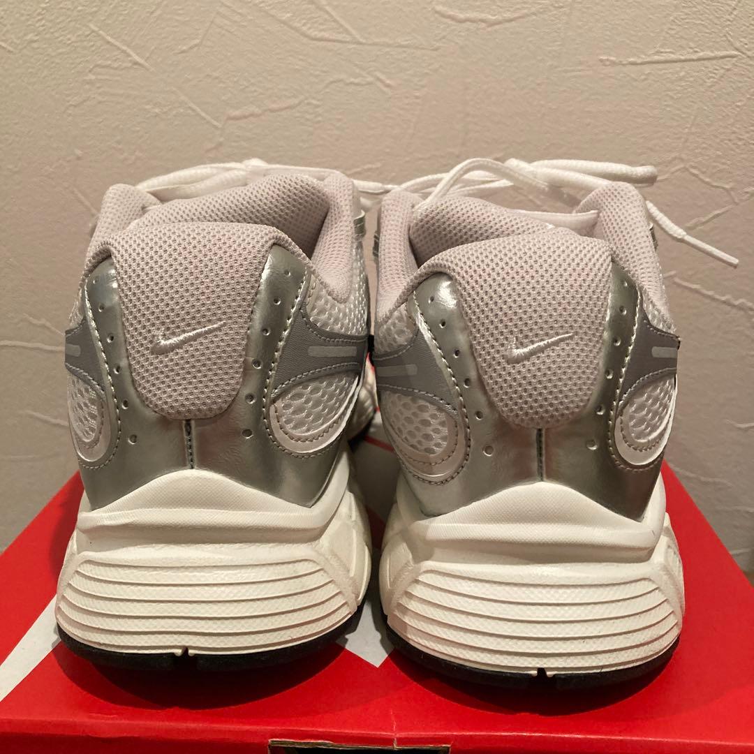 Nike ウィメンズV5 シルバー スニーカー 24.5㎝　新品同様