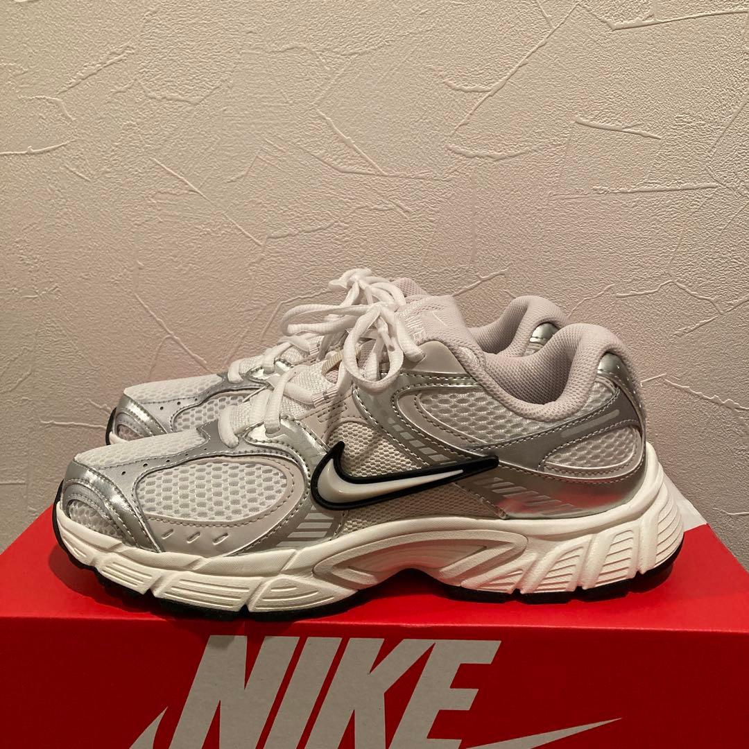 Nike ウィメンズV5 シルバー スニーカー 24.5㎝　新品同様