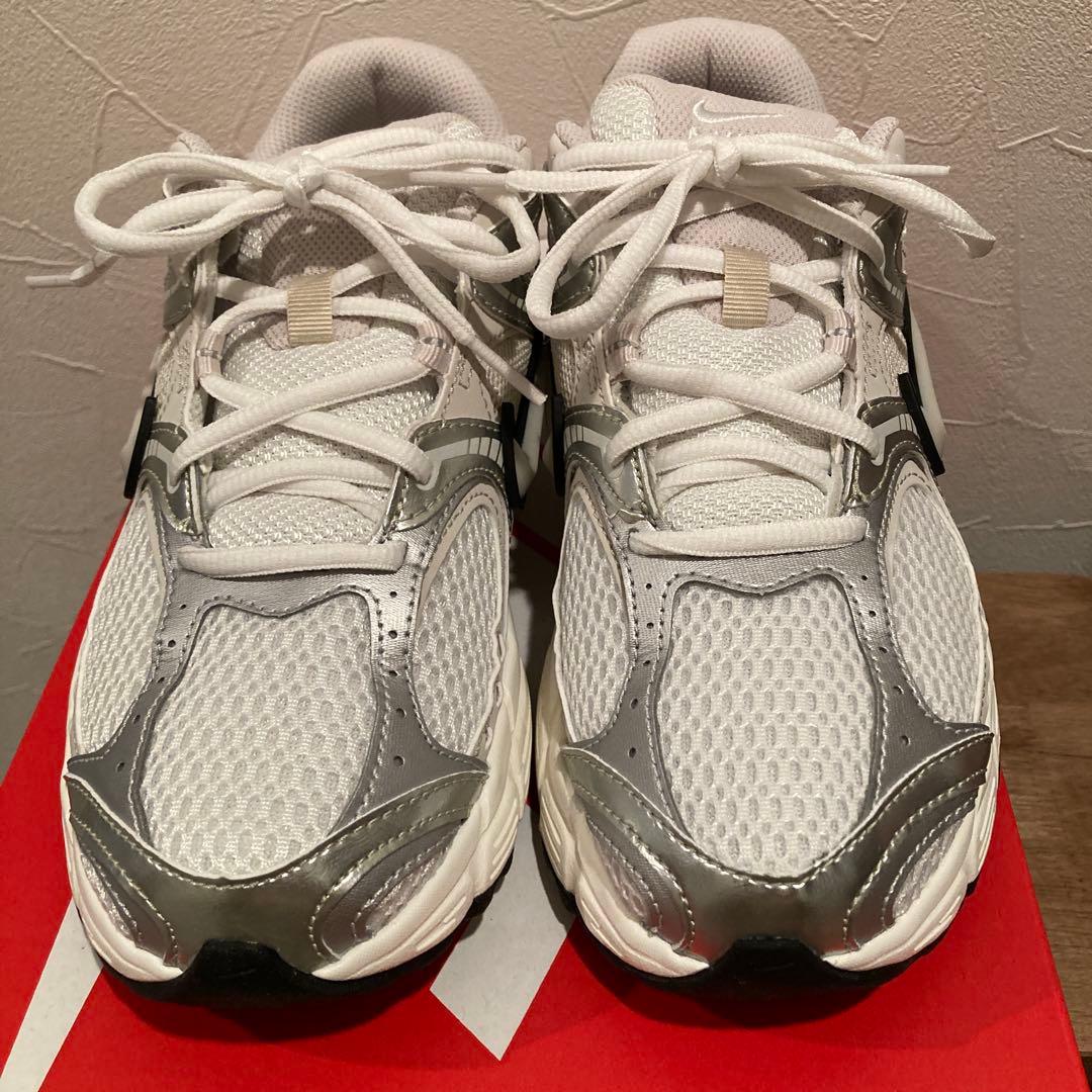 Nike ウィメンズV5 シルバー スニーカー 24.5㎝　新品同様