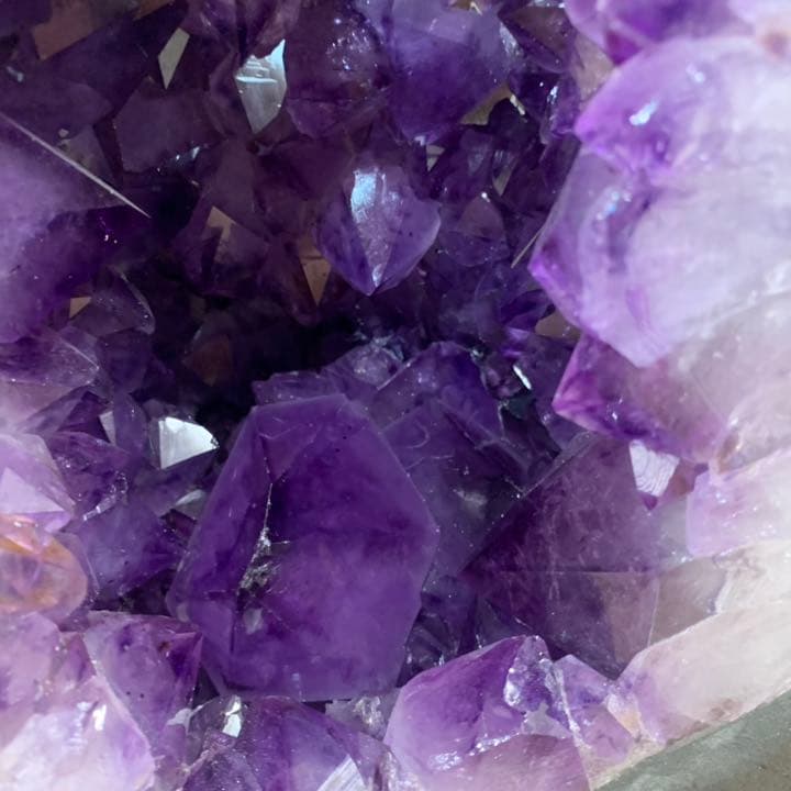 圧倒的な存在感と濃い紫と白い水晶コラボ超巨大ポイントのアメジストタワードーム