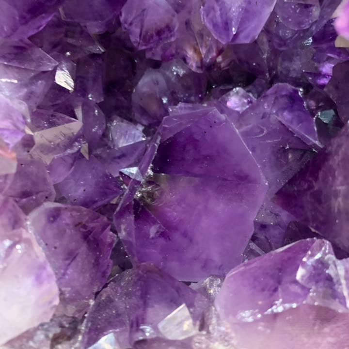 圧倒的な存在感と濃い紫と白い水晶コラボ超巨大ポイントのアメジストタワードーム