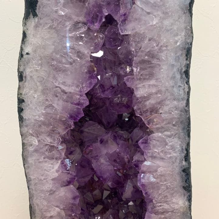 圧倒的な存在感と濃い紫と白い水晶コラボ超巨大ポイントのアメジストタワードーム