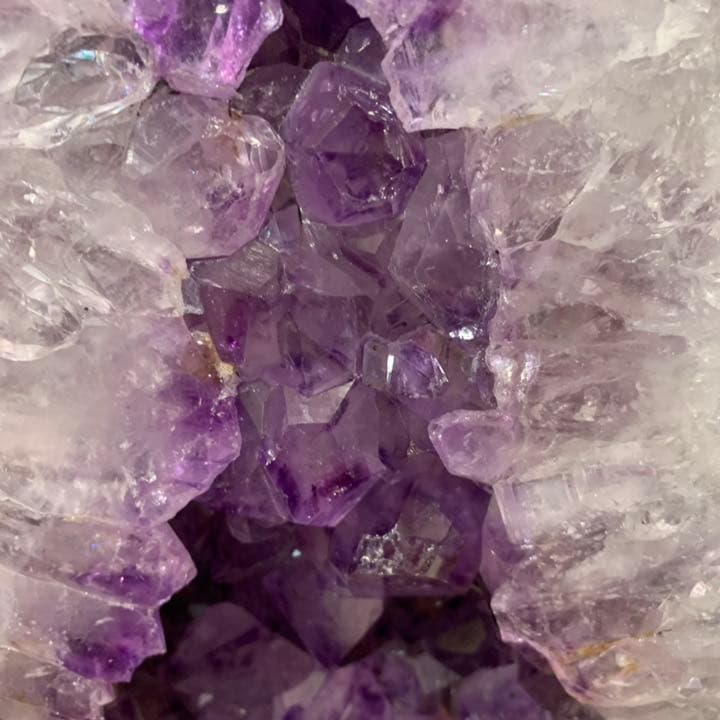 圧倒的な存在感と濃い紫と白い水晶コラボ超巨大ポイントのアメジストタワードーム