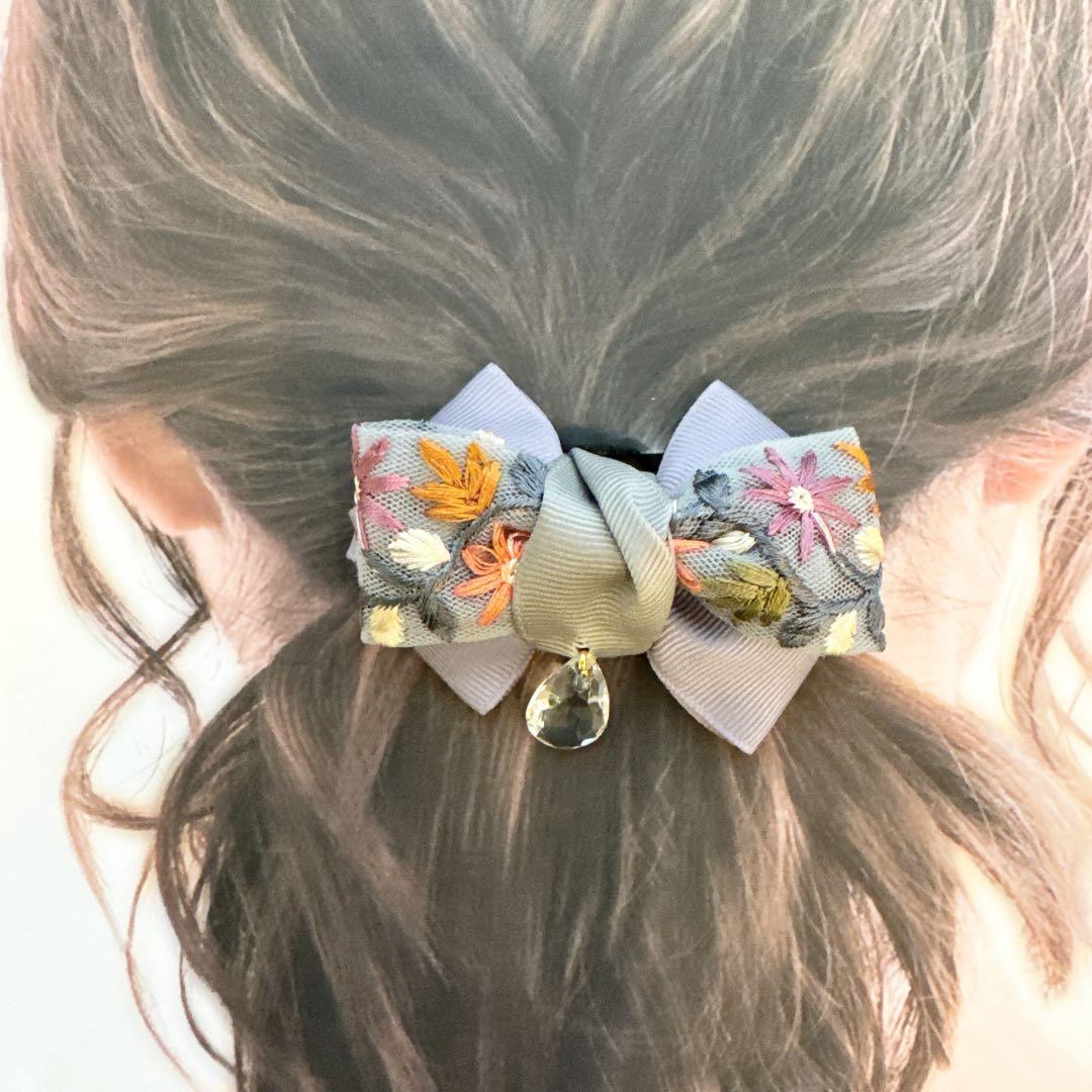 秋の大人女子♡⃜大きめ軽量のインド刺繍リボンのチャーム付ヘアゴム♥️くすみブルー系