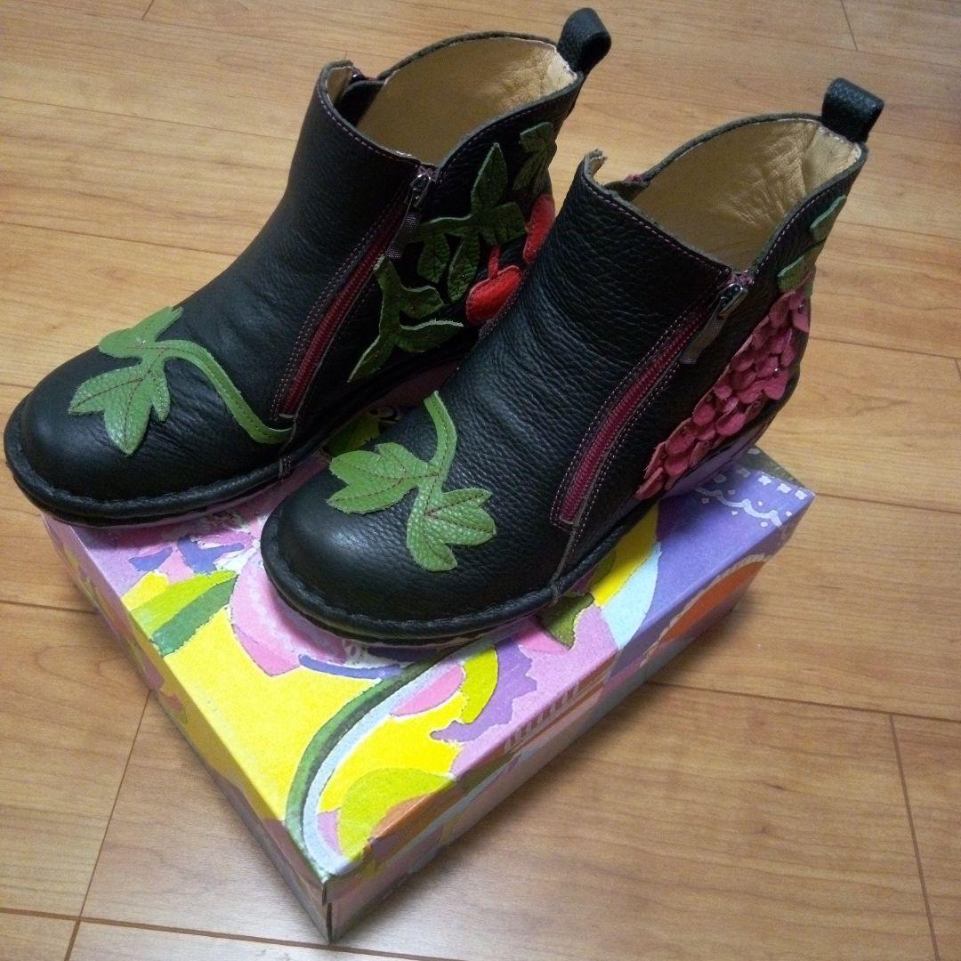 値下げ美品24.0エスタシオンレザー葡萄モチーフショートブーツ 黒