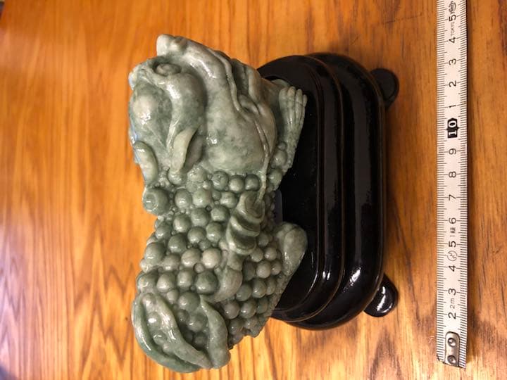 中国の翡翠の手彫り品　貔貅(ひきゅう)