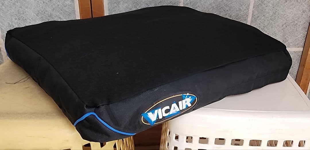 VICAIR　クッション　４０✕４０✕６センチ　洗濯機で洗えるクッション