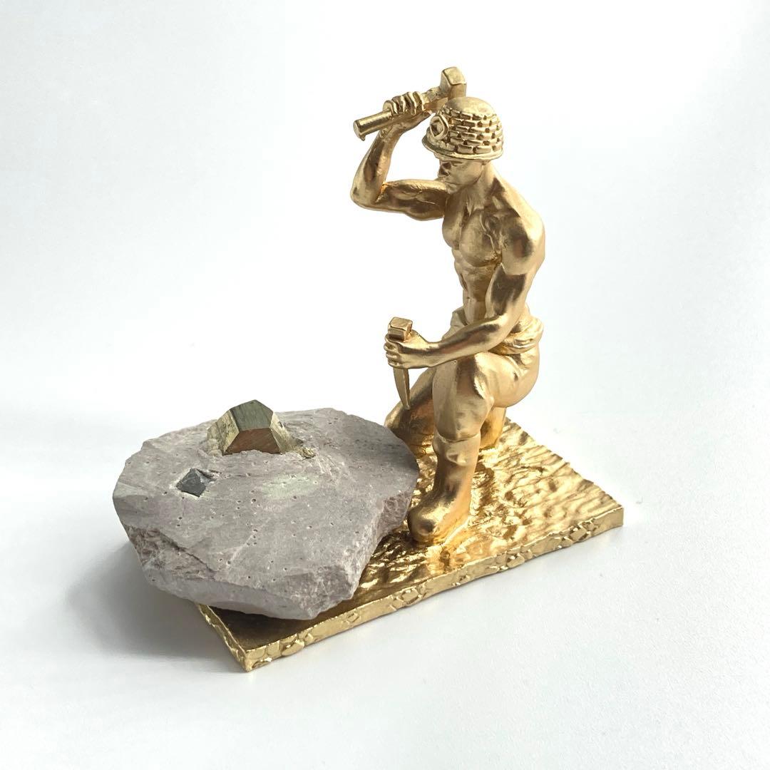 パイライト 発掘する人たち 置物 黄鉄鉱