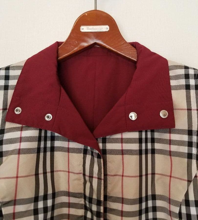 未使用近 バーバリーリバーシブルダウンベスト ベージュ ホースマーク刺繍エンジ