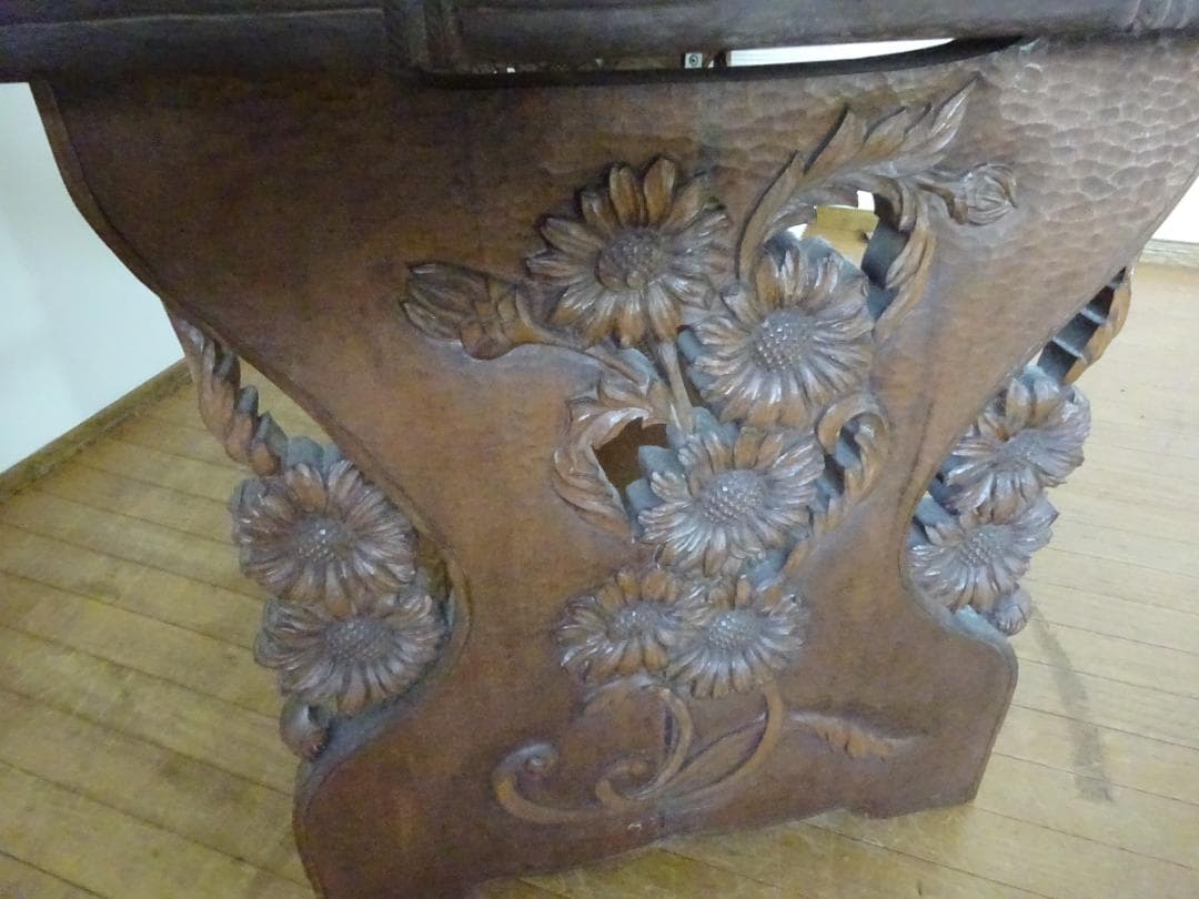 アンティーク　サイドテーブル　コーヒーテーブル　花彫刻　軽井沢彫り？