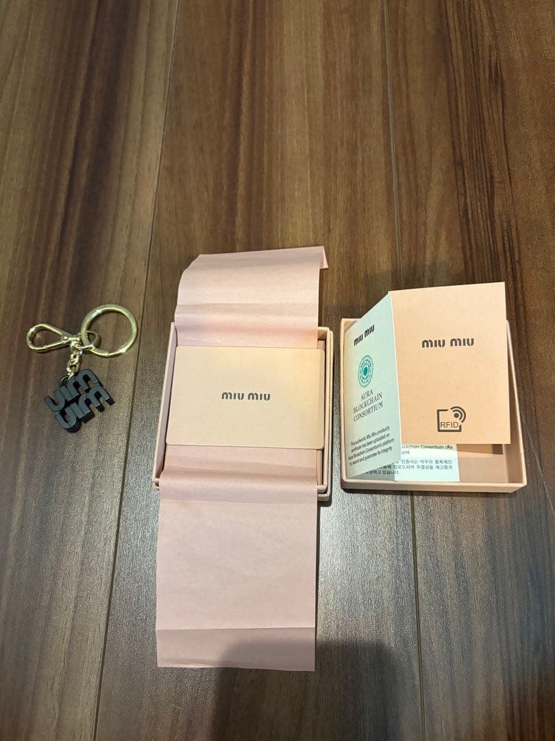 あ*ち様 新作miu miu ロゴデザイン キーホルダー