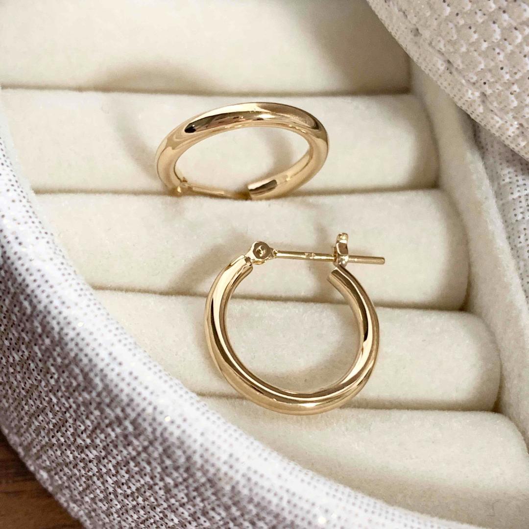 18金【2×15mm 定番フープピアス 】イエローゴールド K18刻印入 新品！