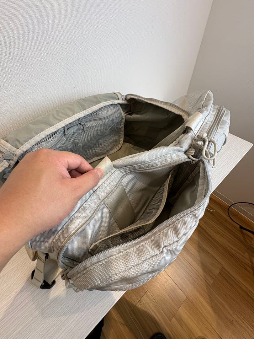 美品　定価5-6万？　BRIEFING シルバー中型ゴルフバッグ