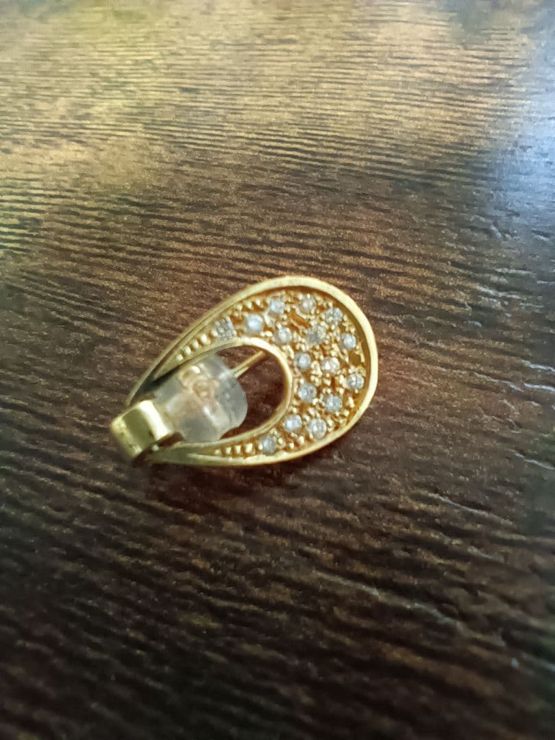 K18ゴールド ティアドロップ型ダイヤモンド装飾ピアス