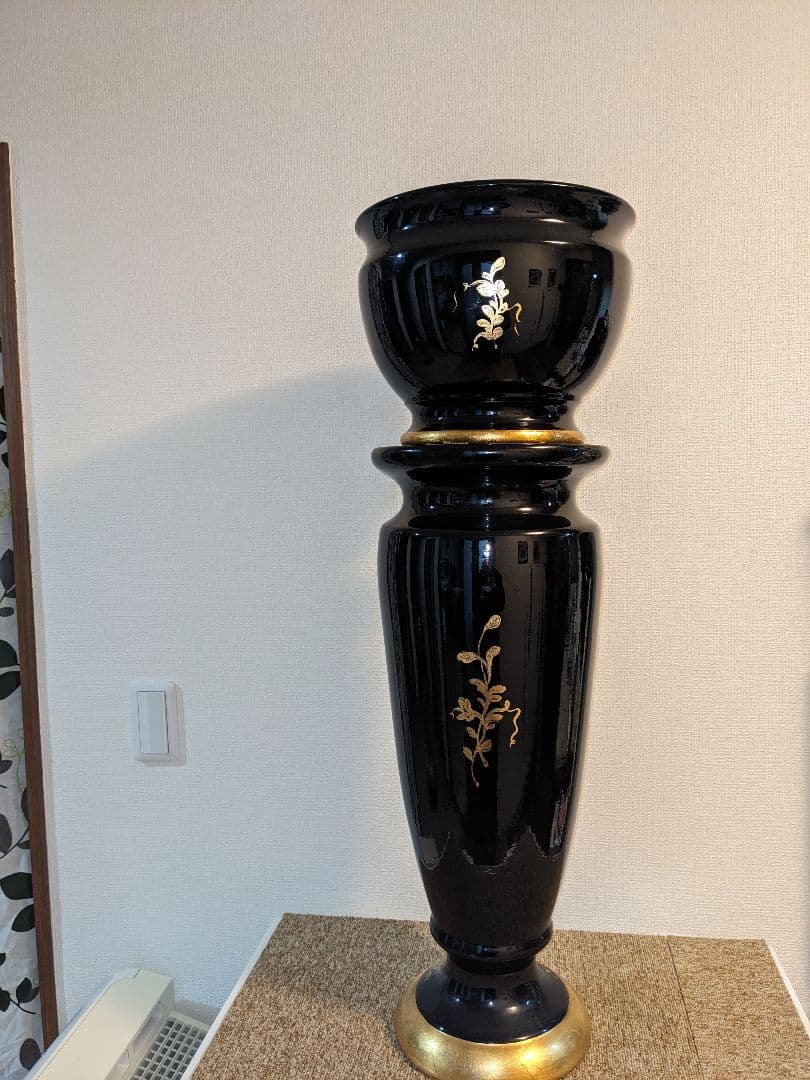 ヴァッレドーロパッチ台座付花瓶　陶器製