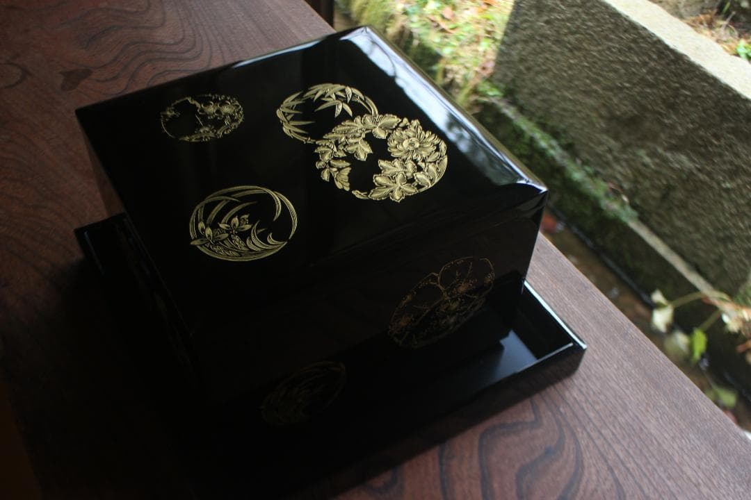 新品並！端正な内朱黒漆に極上四君子丸沈金の映える台付二段重（検輪島塗蒔重箱お重