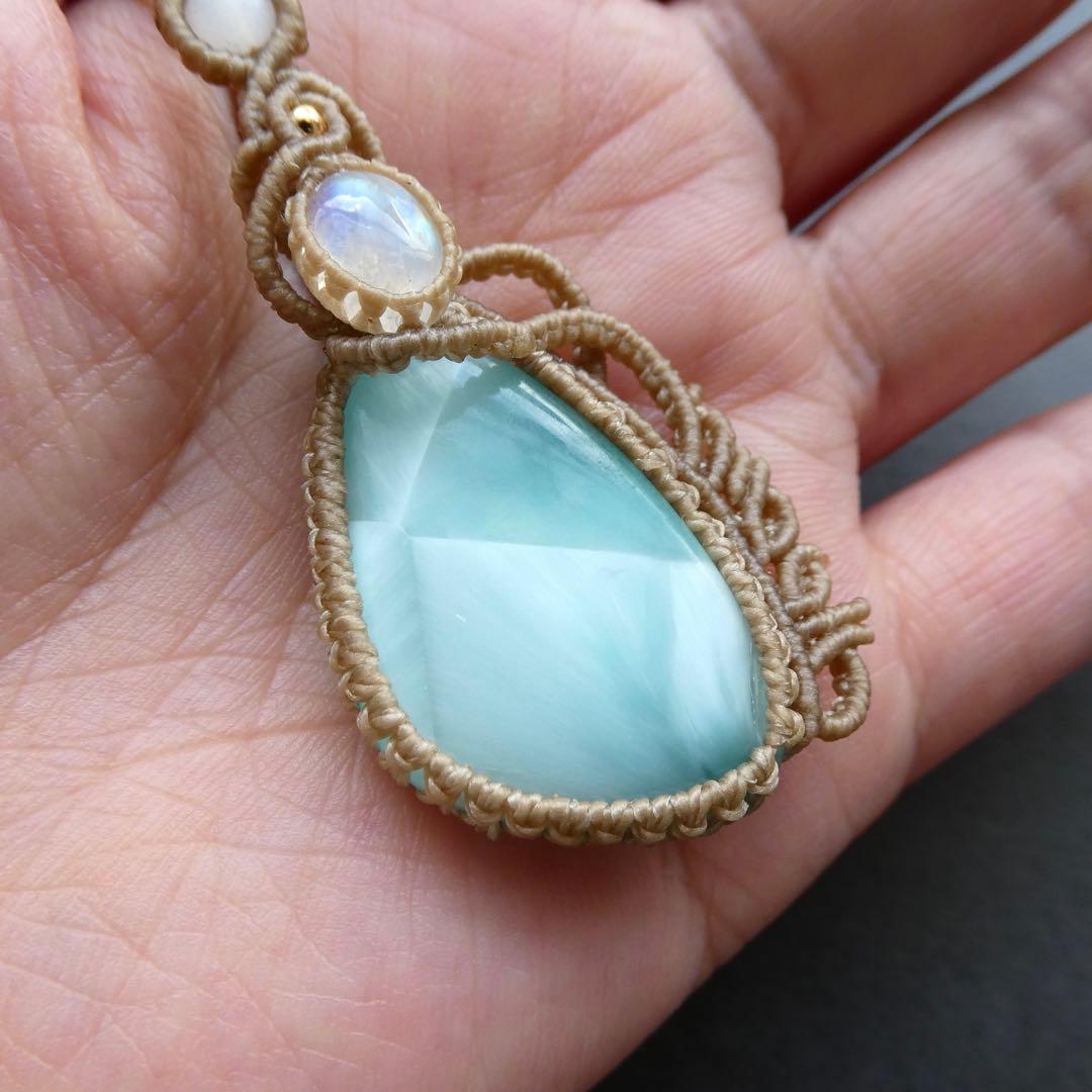 ヘミモルファイトとムーンストーン、のマクラメネックレス