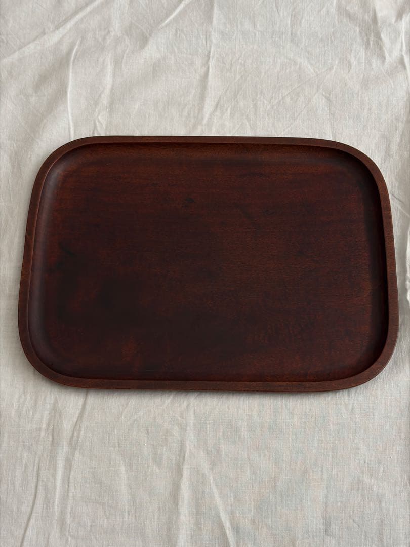 いい木味の木地盆 木製 角盆 膳 お盆 無垢材 桜文様彫刻 古道具 古民具 酒器