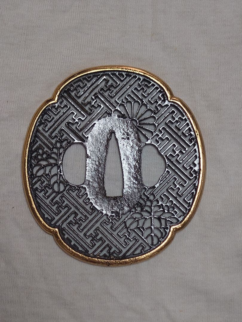 や*ん様 鍔【唐草金輪の図】