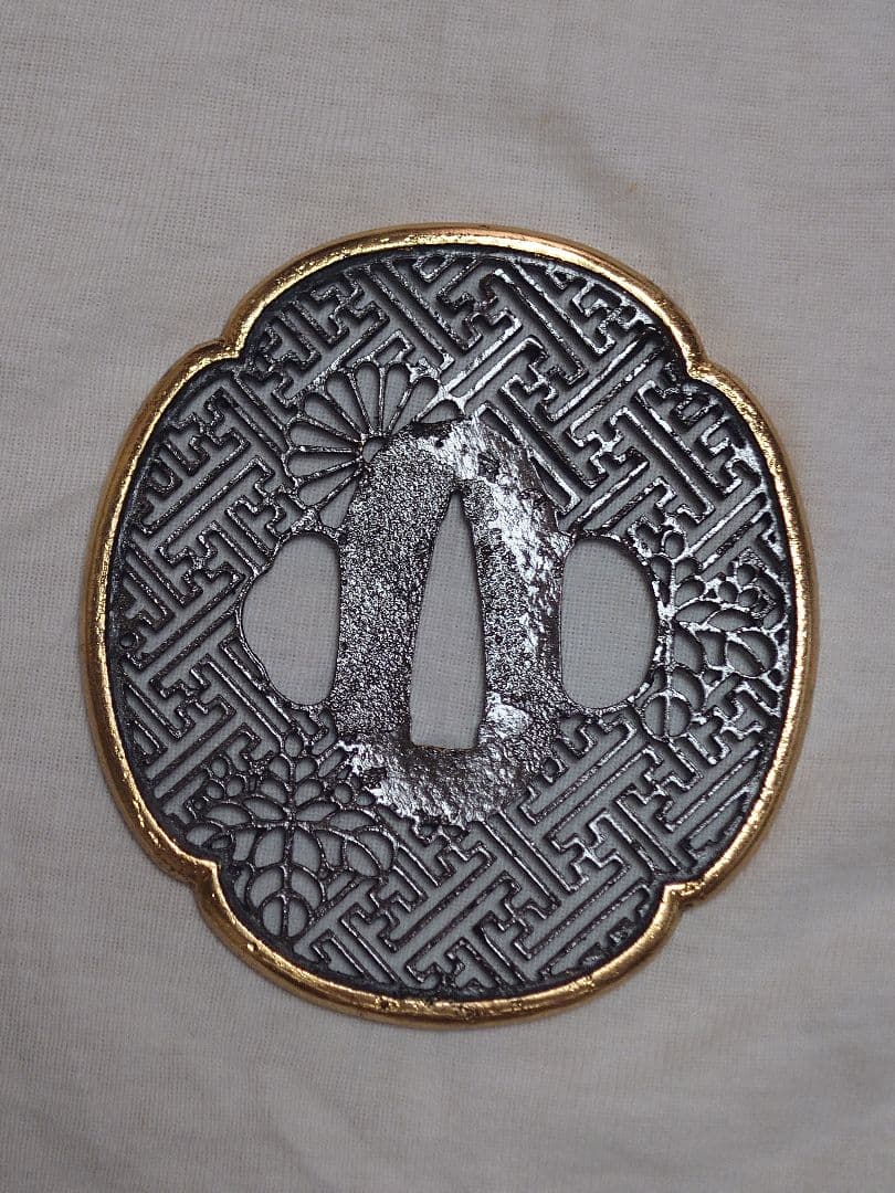 や*ん様 鍔【唐草金輪の図】