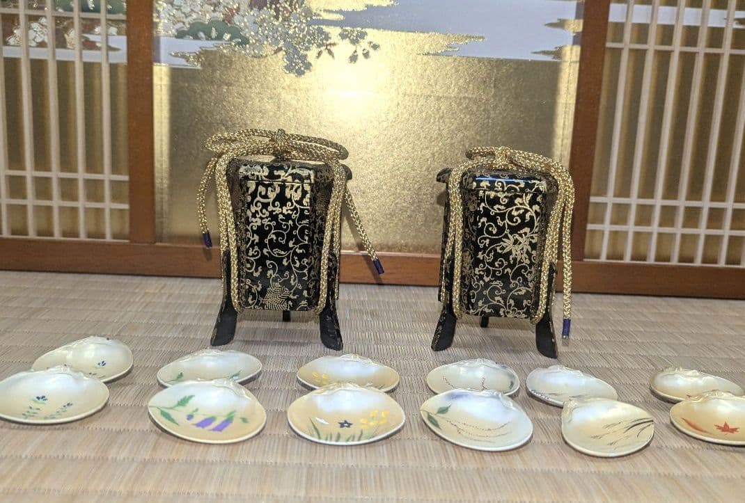 木製雛道具　金蒔絵貝桶一対と貝合わせ用合わせ貝