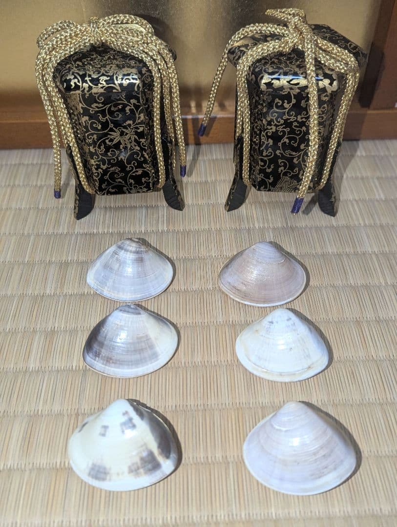 木製雛道具　金蒔絵貝桶一対と貝合わせ用合わせ貝