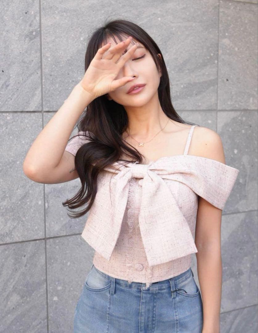 大谷映美里着用 LIP SERVICE ツイードリボンオフショルトップス