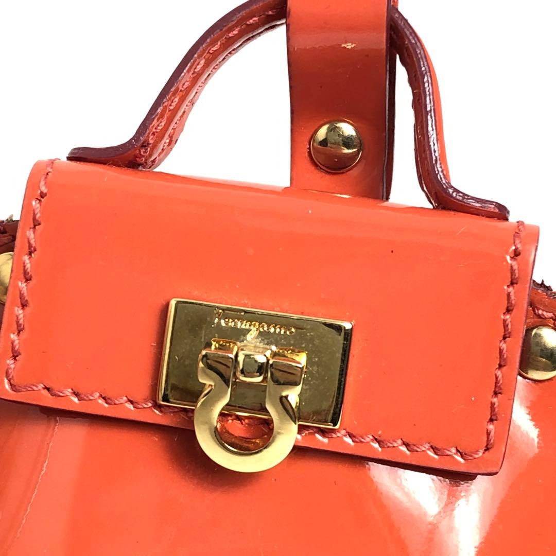サルヴァトーレフェラガモ キーホルダー チャーム バッグモチーフ オレンジ