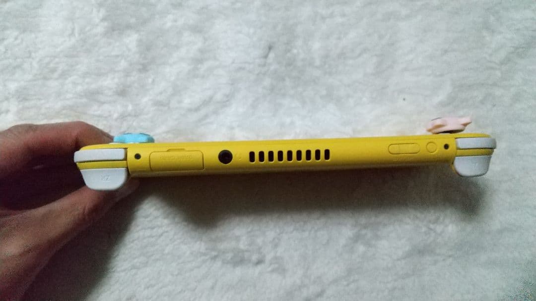 新品同様 NintendoSwitch Liteイエロー未使用に近いぴえんネコ