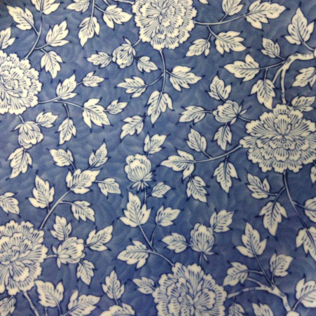 橘吉の青い花柄の陶磁器皿