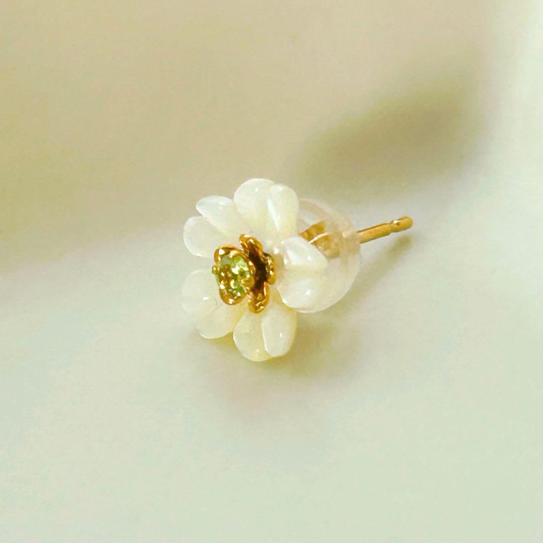 【cui-cui】K18YGシェル カラーストーン フラワー（ペリドット）