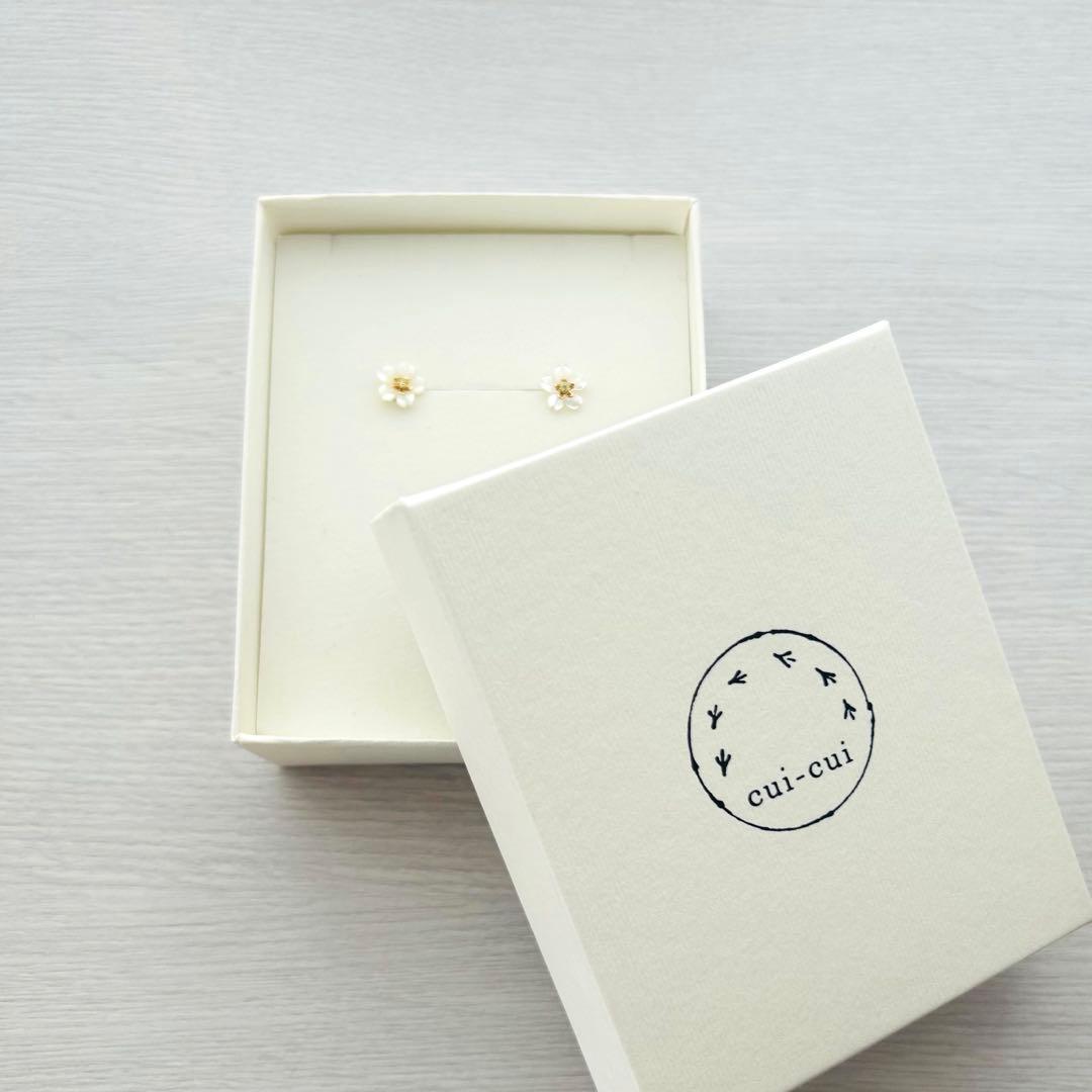 【cui-cui】K18YGシェル カラーストーン フラワー（ペリドット）