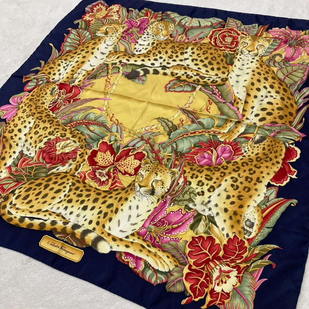 希少Salvatore Ferragamo シルク100%イタリア製大判スカーフ