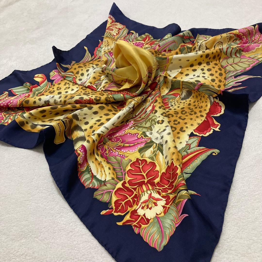 希少Salvatore Ferragamo シルク100%イタリア製大判スカーフ