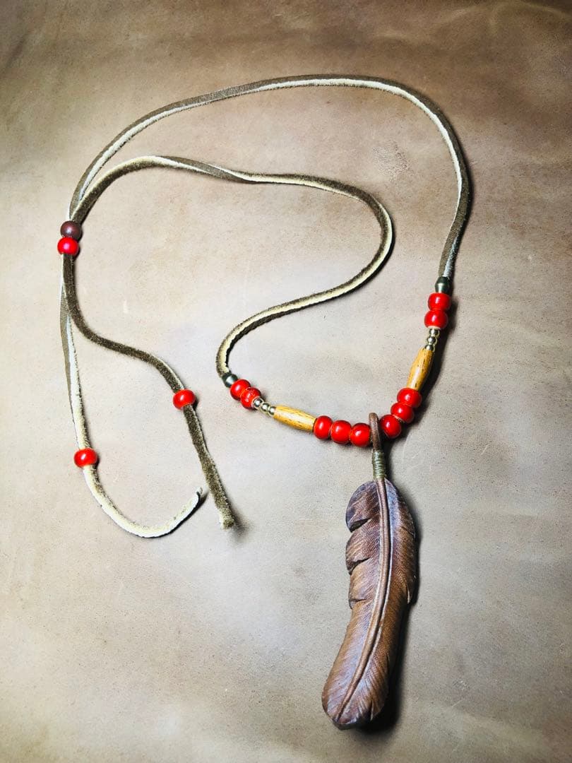 レザーカービング　フェザーネックレス レザークラフト　ハンドメイド　ヌメ革　④