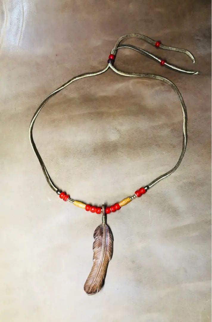レザーカービング　フェザーネックレス レザークラフト　ハンドメイド　ヌメ革　④