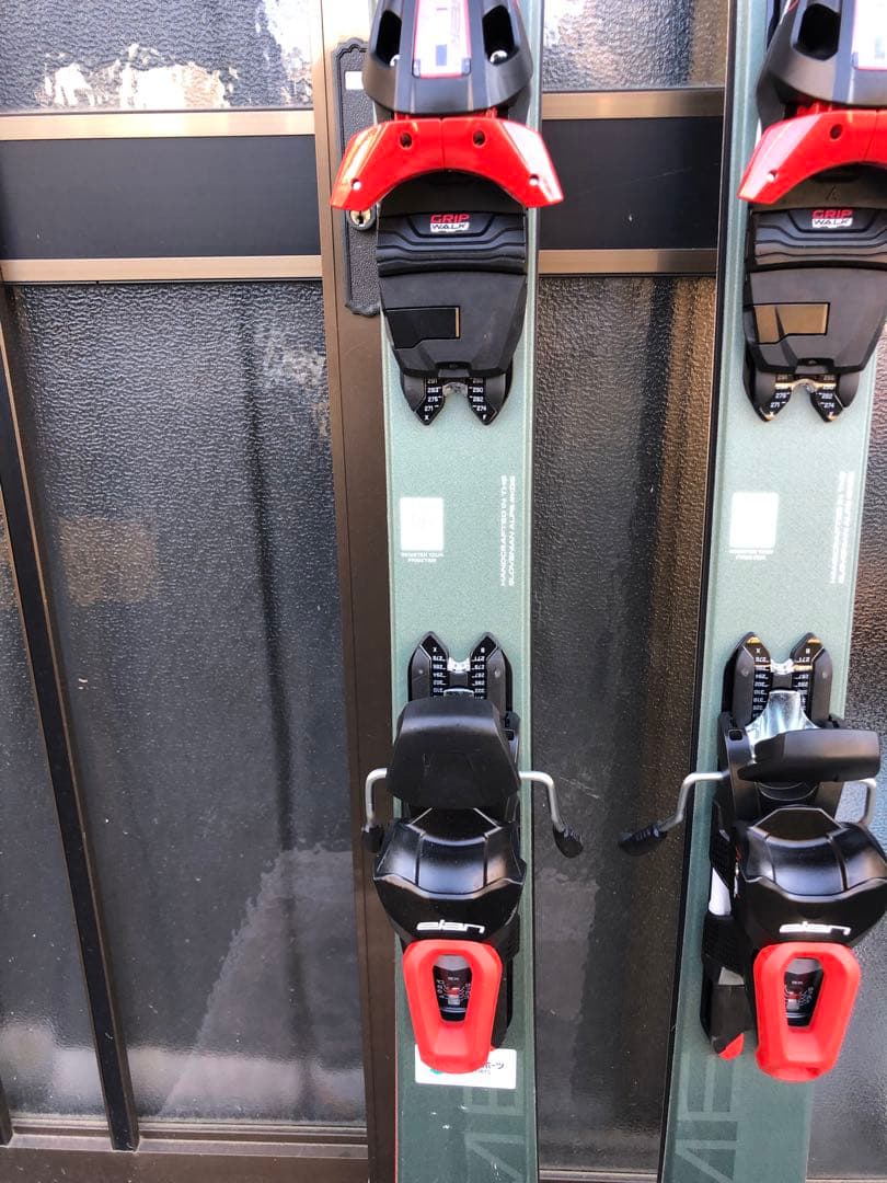 Elan のスキー板。