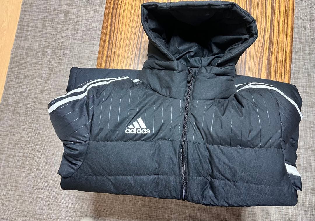 adidas ブラック ベンチコート ストライプ