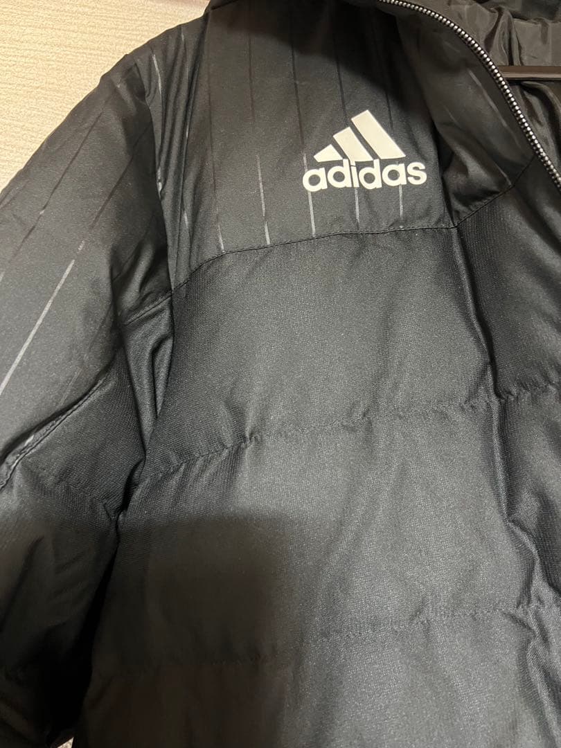 adidas ブラック ベンチコート ストライプ